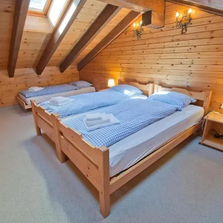 Three-bedroom Cozy In Apartmán